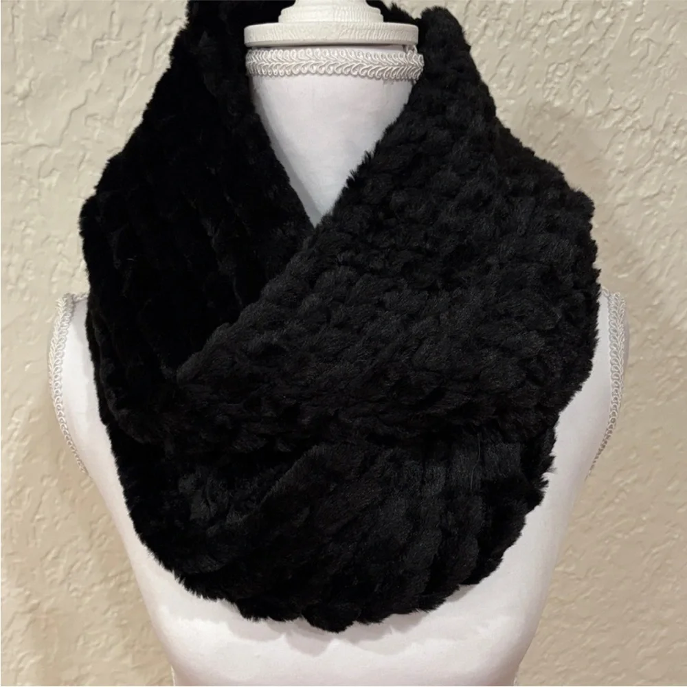 NWOT Black Textured Infinity Scarf And Beanie